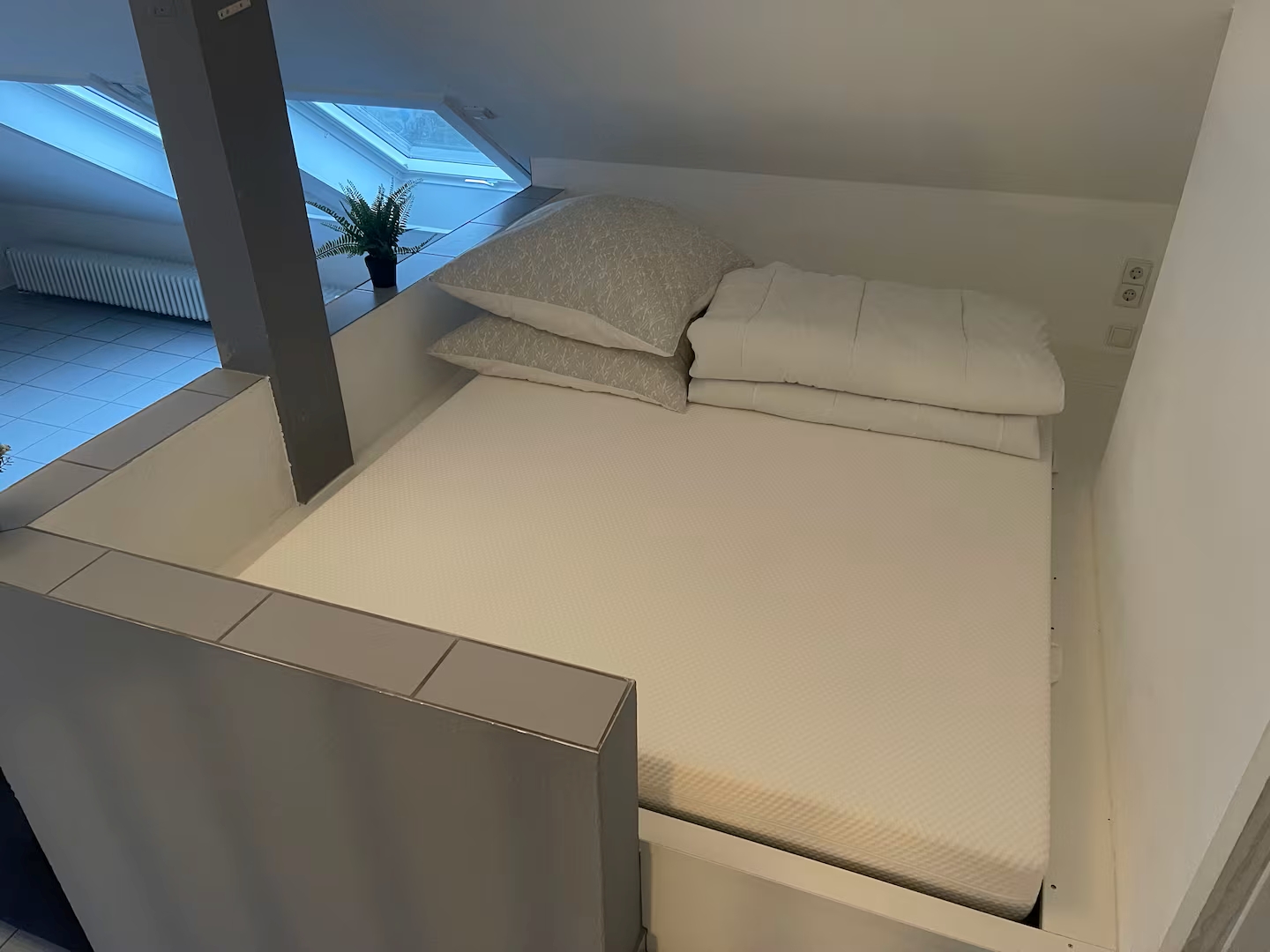 Queensize-Bett im Loft
